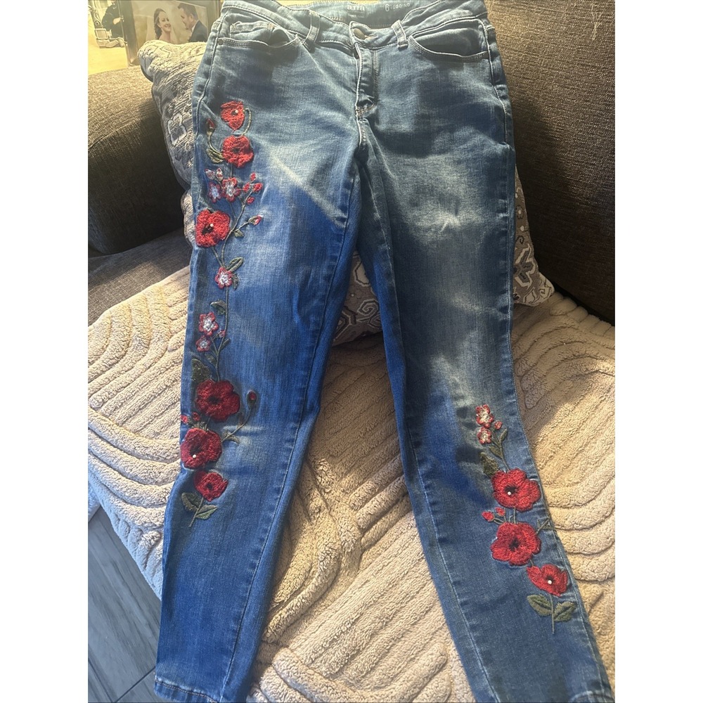 a.n.a. A New Approach Women's Blue Jeans Red Rose Embroidery Size 6 Jegging